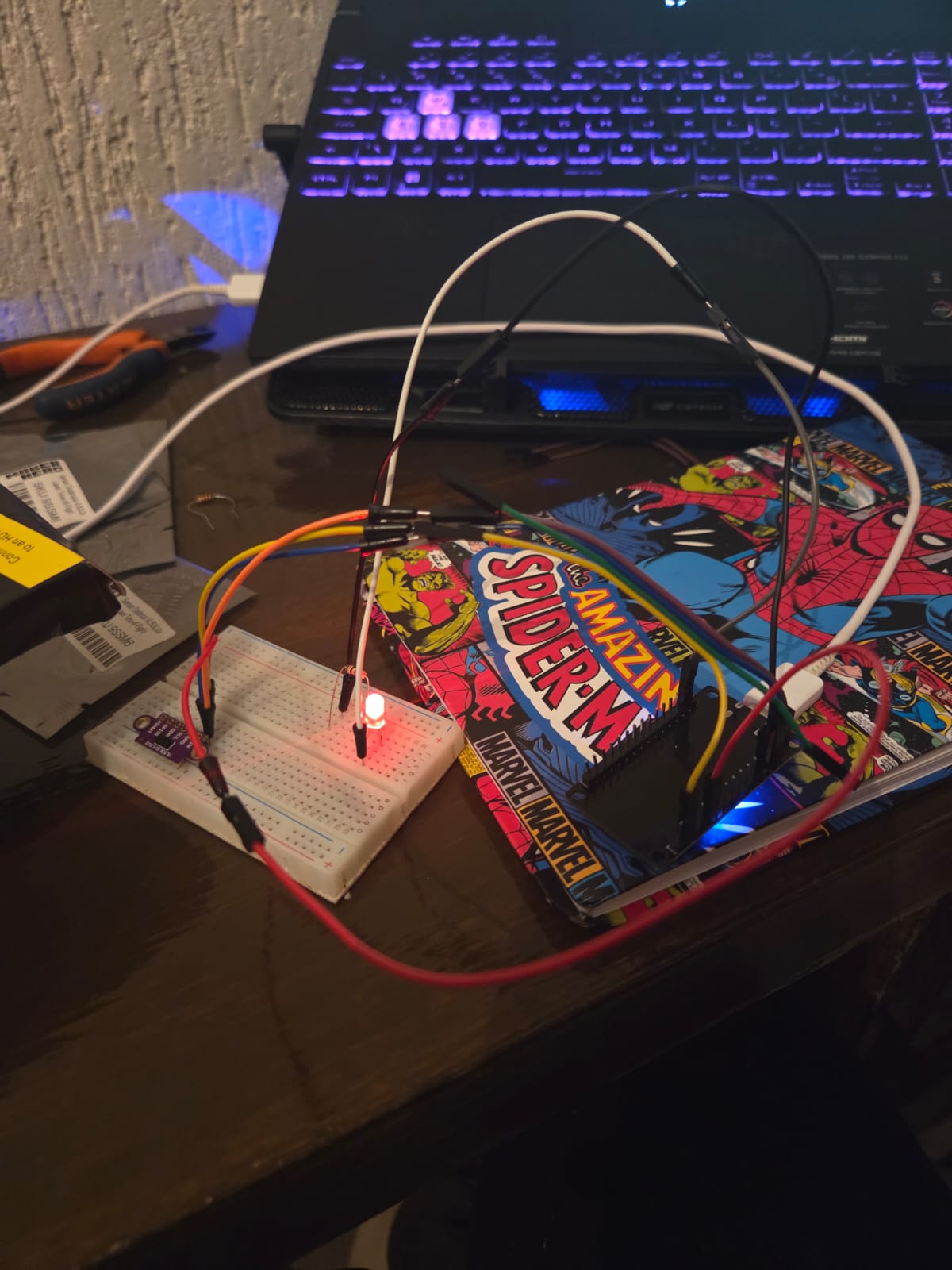 Montagem do ESP32, sensor e LED na bancada