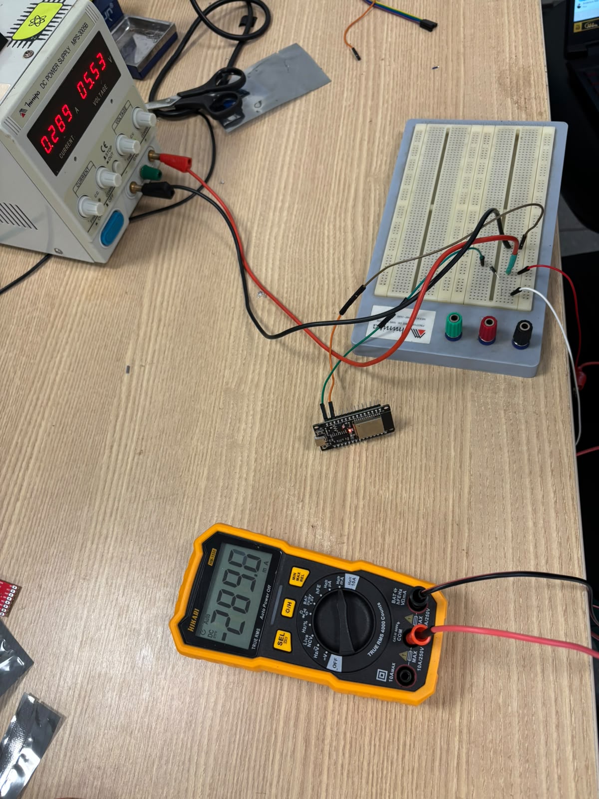 Montagem do teste de polaridade com o ESP32 ligado